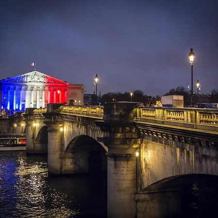Lovely Near The Eiffel Tower Paris